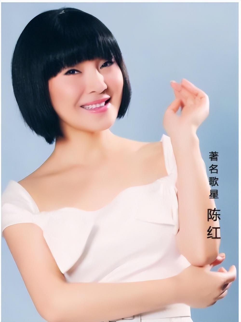 从繁忙的商业女强人转变为全职的家庭主妇,陈红的生活焦点从职业转移