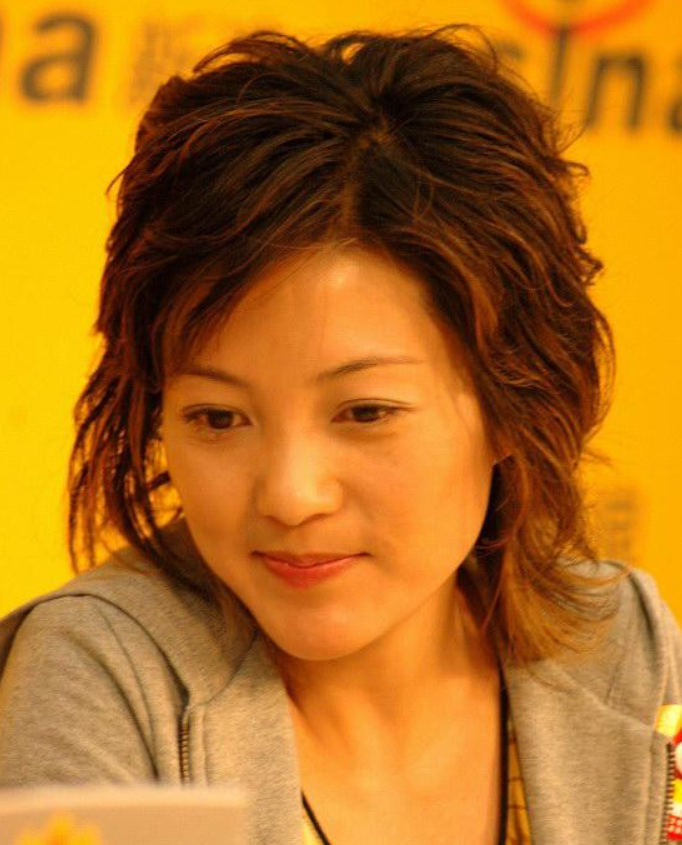 而谢雨欣这时也有了新男友,后来成了她的第二任丈夫.