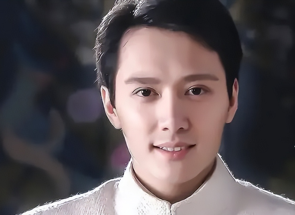 从小时候开始,冯绍峰就被母亲培养学习艺术,话剧,乐器无一不通.