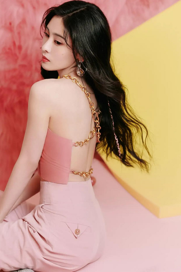 这一夜,张碧晨的旗袍高跟封神,诠释什么叫作"性感尤物"