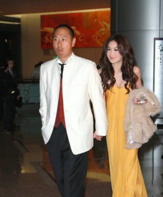 回顾苏妲己温碧霞嫁豪门21年无生育丈夫收养南京孤儿做儿子