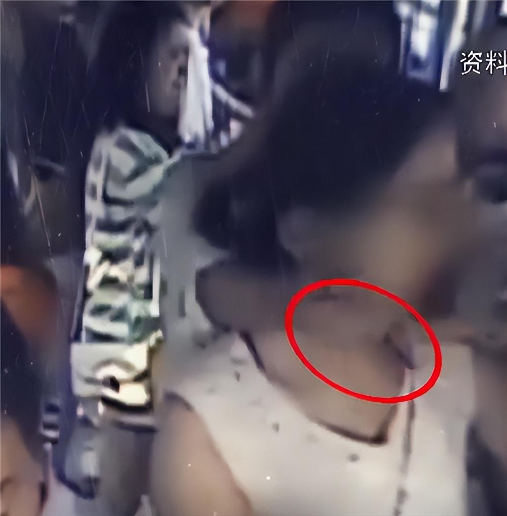 2017年男子公交车上伸咸猪手被扇脸后恼羞成怒竟拔刀割喉
