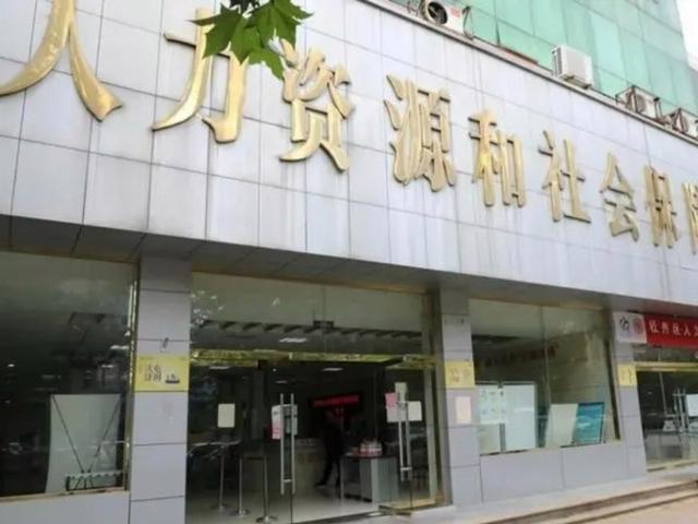 回顾:山东11岁男童顶替退伍老兵"当差"15年,揭穿后:敢告弄死你