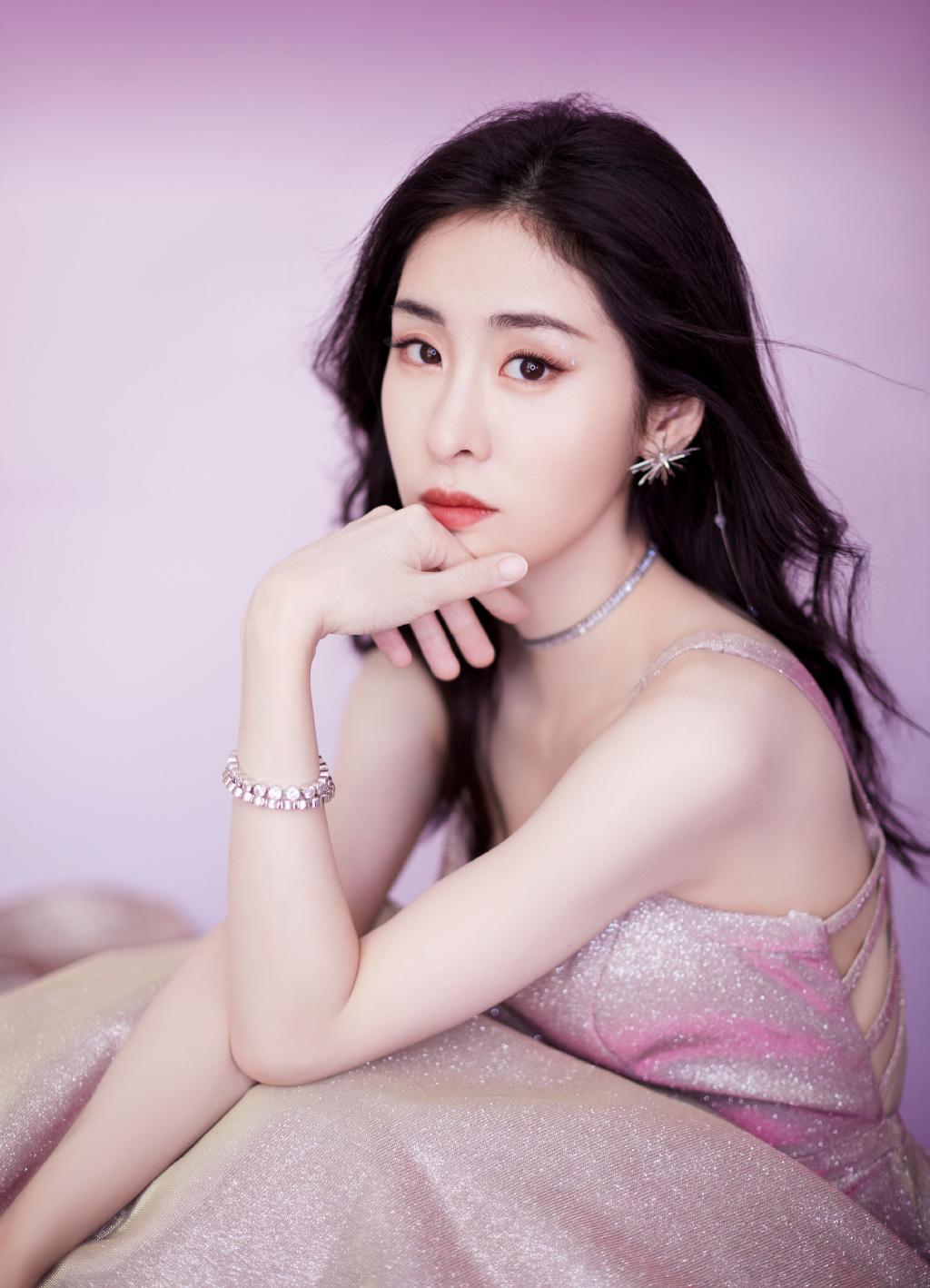 这一夜,张碧晨的旗袍高跟封神,诠释什么叫作"性感尤物"