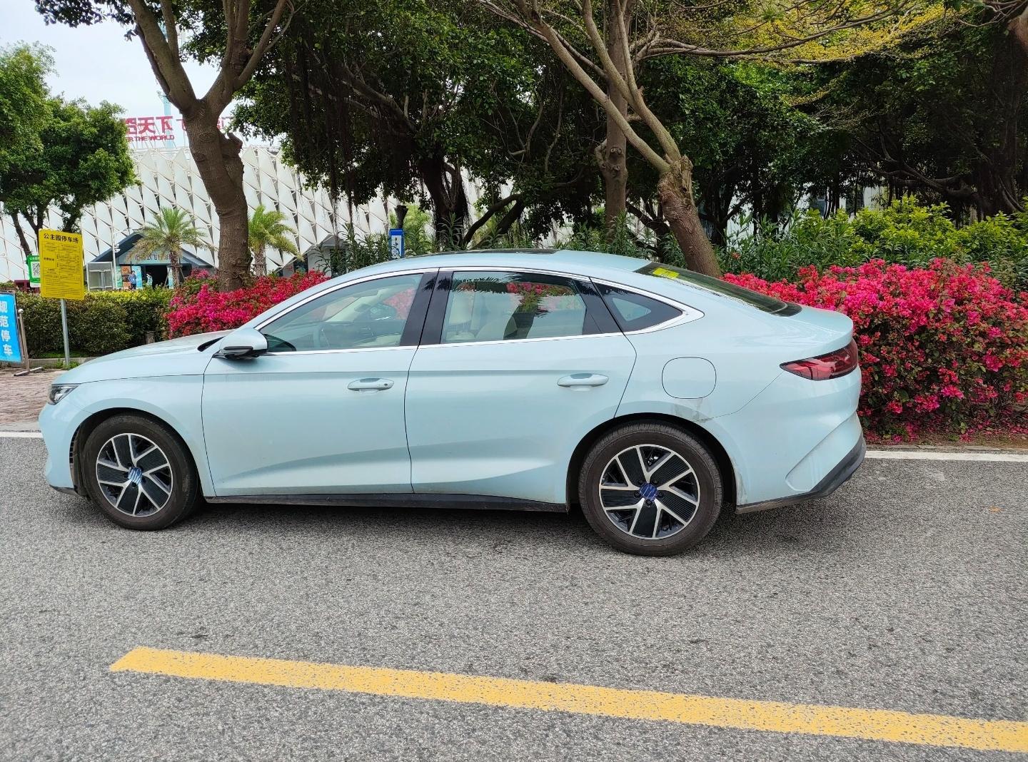 比亚迪秦l实车现身街头,青色涂装更具高级感,提供三种纯电续航