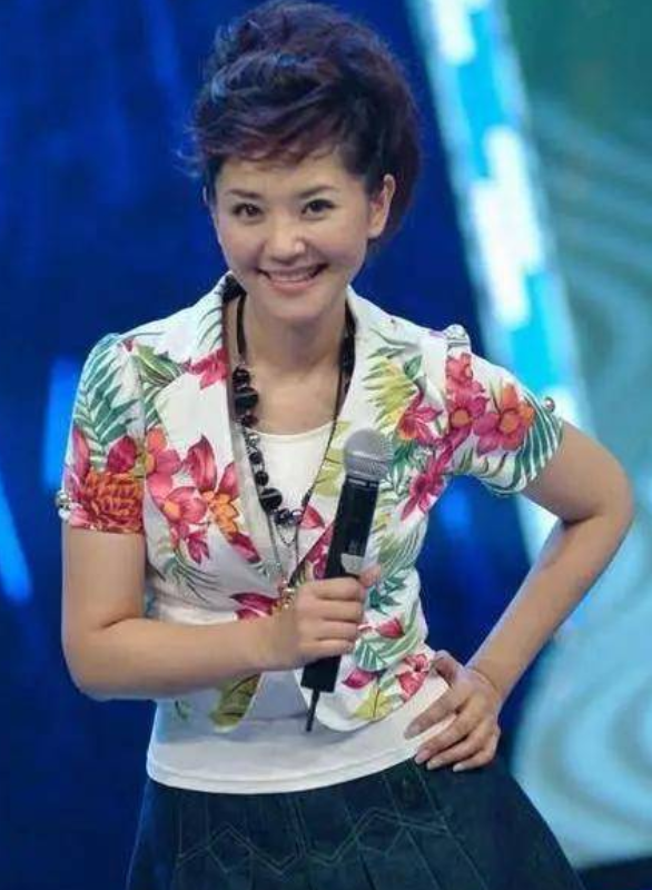 央视一姐方琼的消失是整个主持界的悲哀和损失