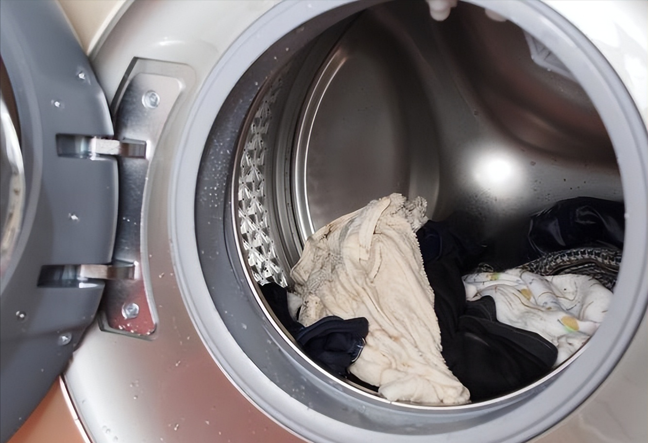 滚筒洗衣机的时候,是有许多要注意的事项,不然非但不能把衣服清洗干净