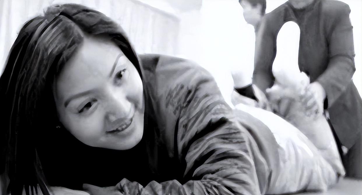 回顾她被称为最美主持人却突然5分钟内全身瘫痪现44岁独身一人