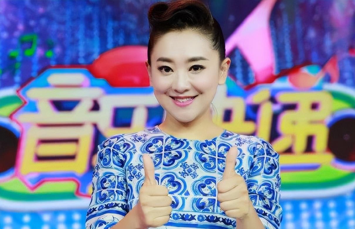 月亮姐姐低调嫁豪门39岁生子退出央视43岁被老公儿子宠成少女