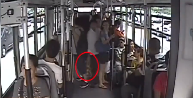 2017年男子公交车上伸咸猪手被扇脸后恼羞成怒竟拔刀割喉