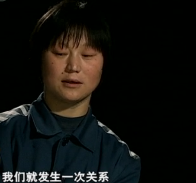 黑暗中,朱尚生一步步朝卧室走过来,李玉环听见脚步声立马吓得不敢动弹