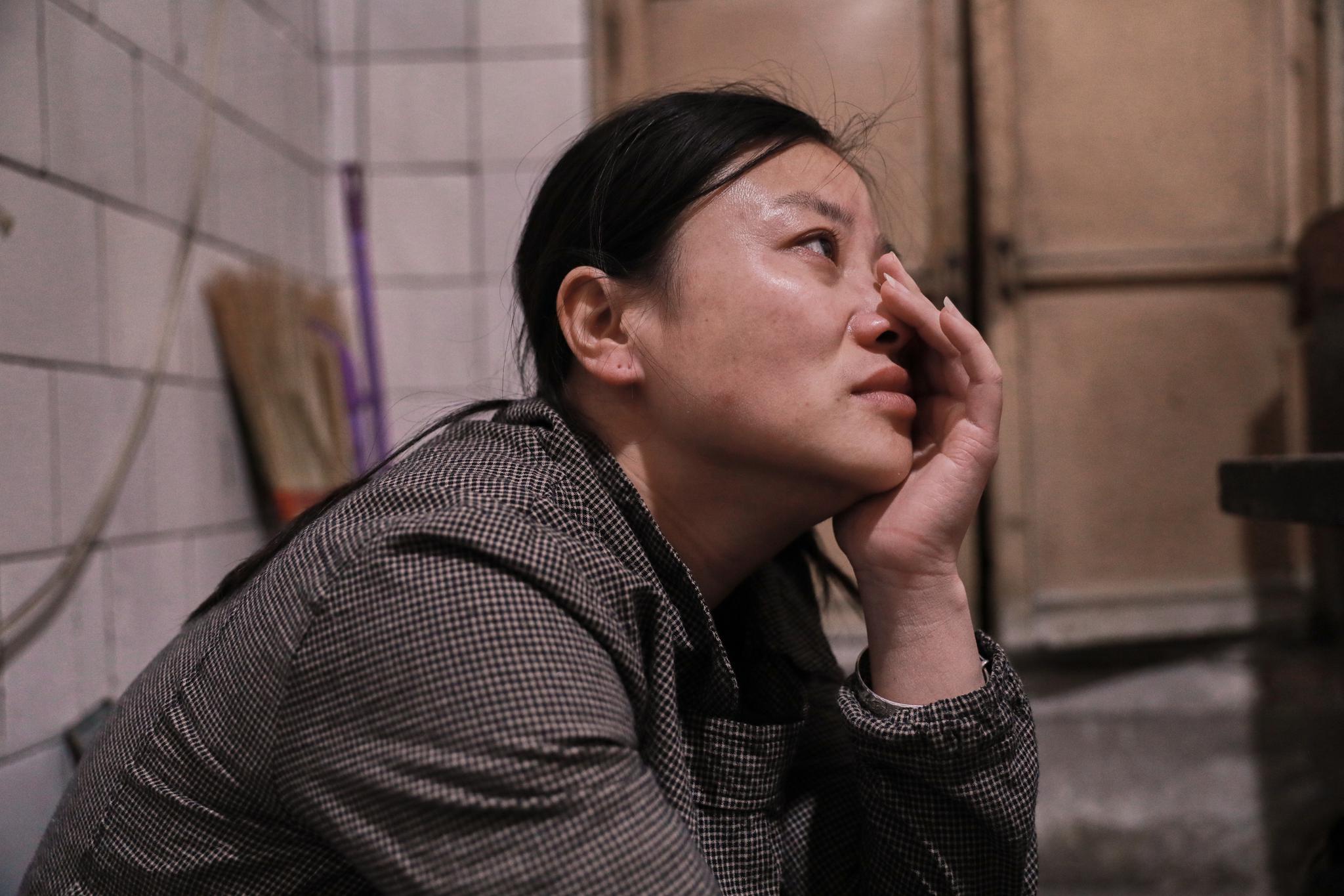 娘家拆迁4套房未分给我,母亲过生日我提前走,弟弟给我一个纸袋