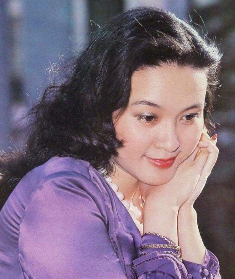 美的如此众口相传,怎么样也该像赵雅芝那般优雅的老去吧,时光到底对她