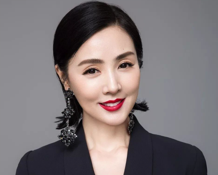 演员姜宏波姜文捧红她出道26年无绯闻50岁活得干净洒脱