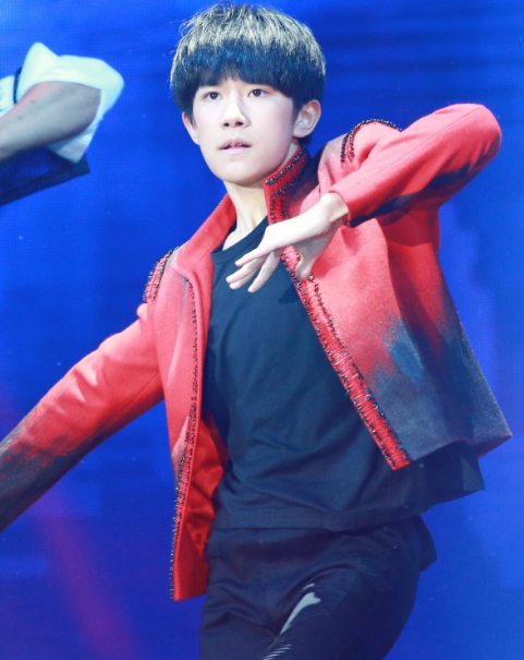 就这样,易烊千玺的坚韧打动了不少网友,曾有一次,他收到了粉丝精心