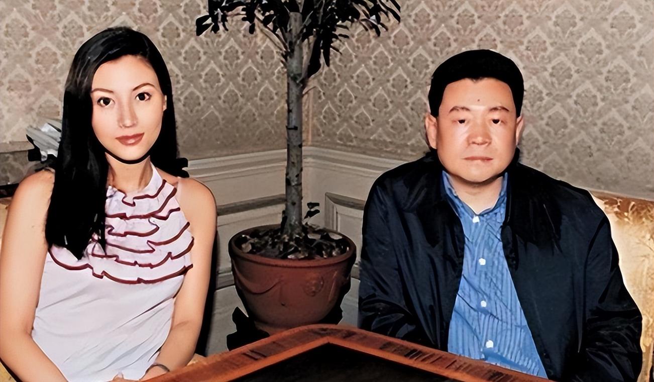 有了倪震的奔走,再加上李嘉欣也确实优秀,这让李嘉欣在这次港姐比赛中