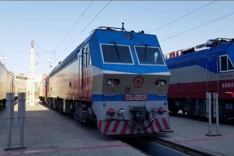 第二代1970年4月换型为前进型1060号蒸汽机车.