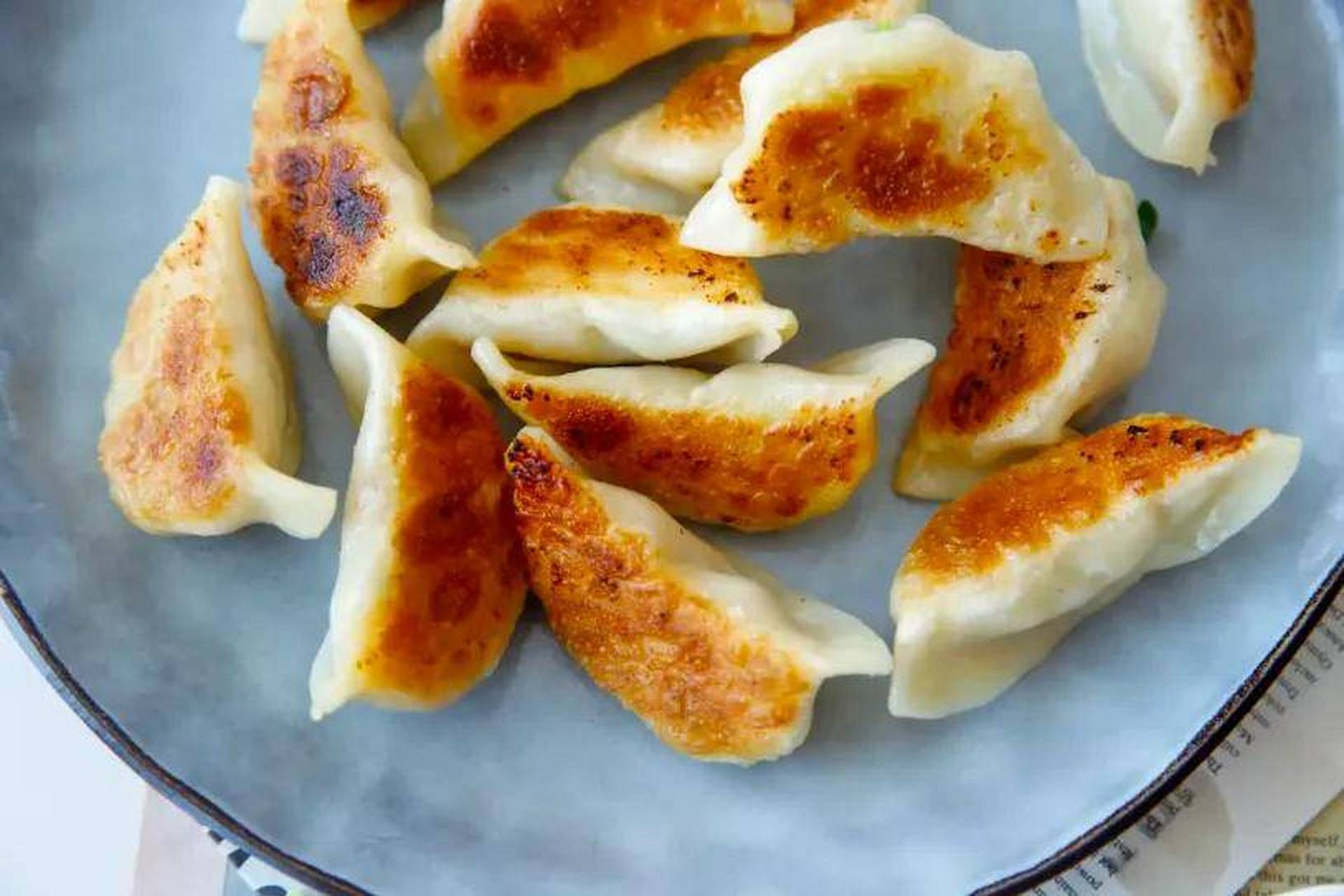 今天分享简单又美味的鲜肉锅贴做法,酥脆面皮搭配香美馅料,老少皆宜.