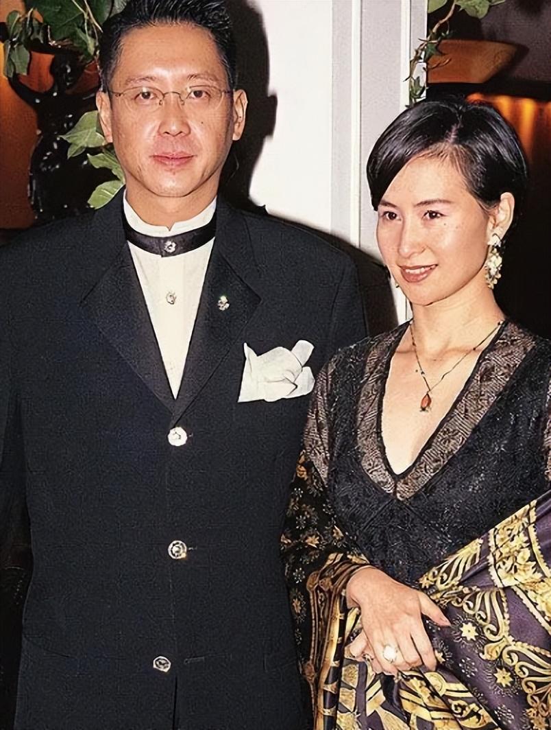 在嫁给许晋亨之前,何超琼与陈百强的感情,便经常登上头版头条.