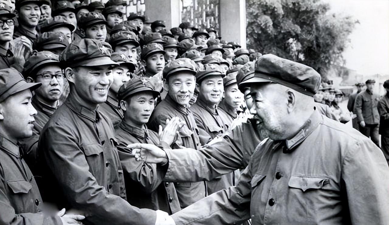 1985年许世友病逝68岁老汉闯入追悼会当众说道一定半夜下葬