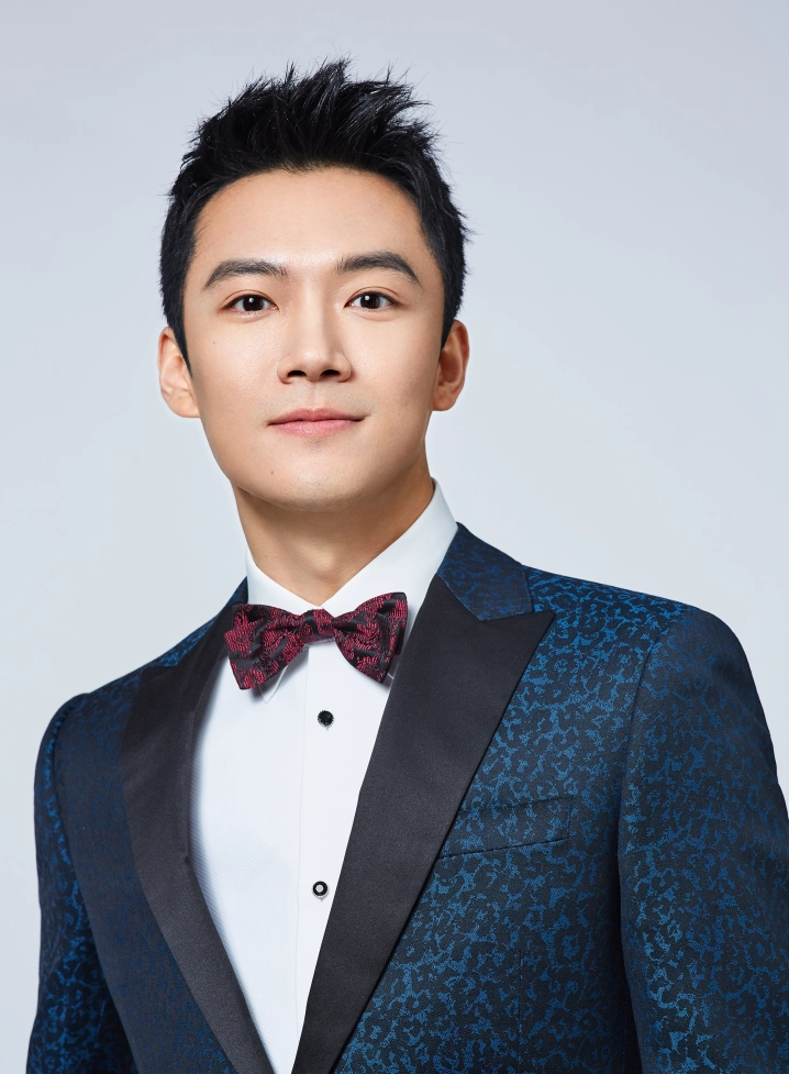 著名主持人张韬:30岁进央视,34岁上春晚,是亲人眼里的"暖男"