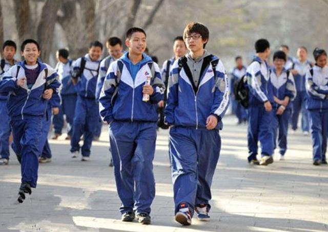 穿校服裤可以挂空挡吗