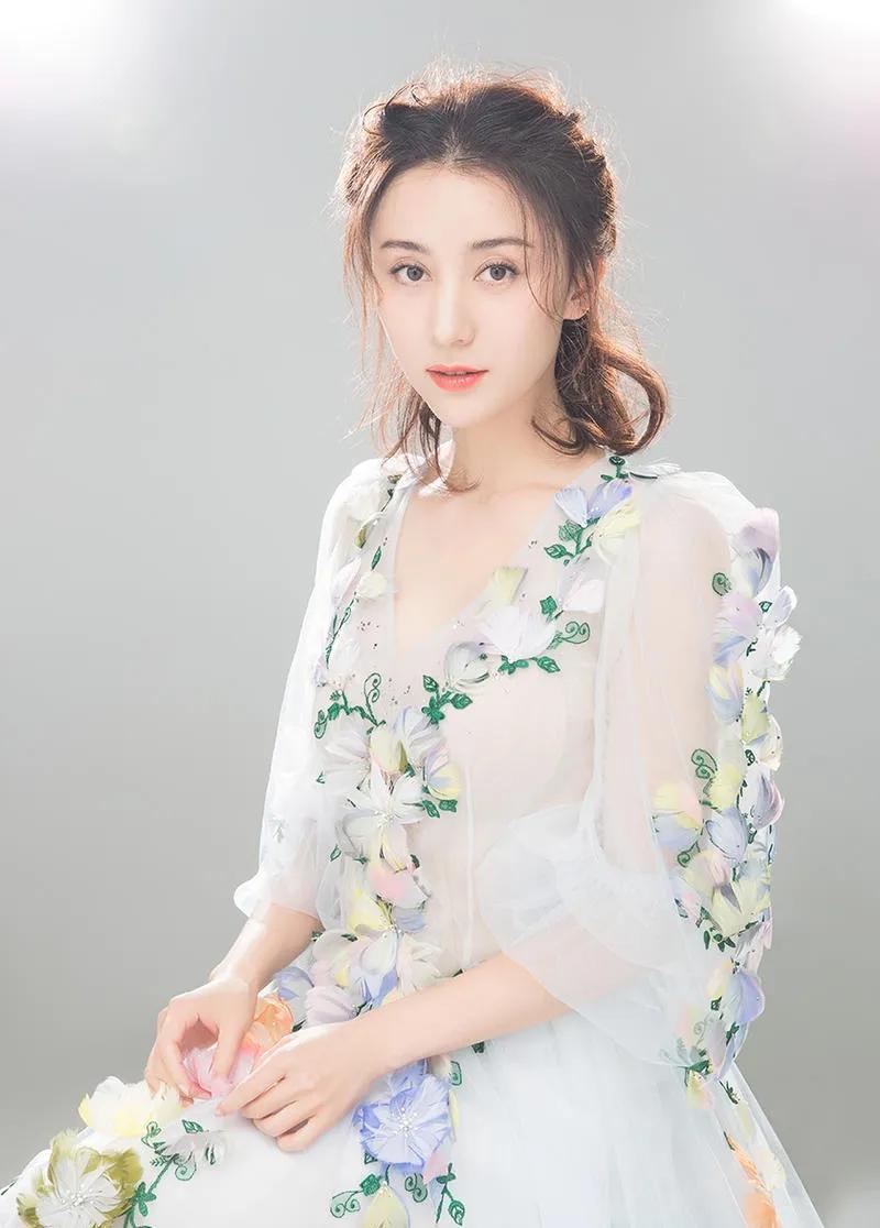 当时尤小刚专门举办了一场试镜活动,而女主则是内定给了邬靖靖,而被