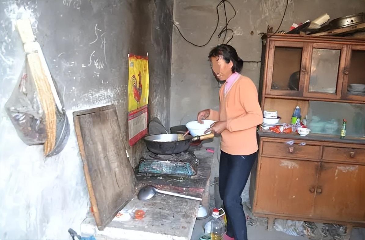 当文强说要跟这个女孩结婚的时候,文强的母亲气的生病,饭也吃不下,也