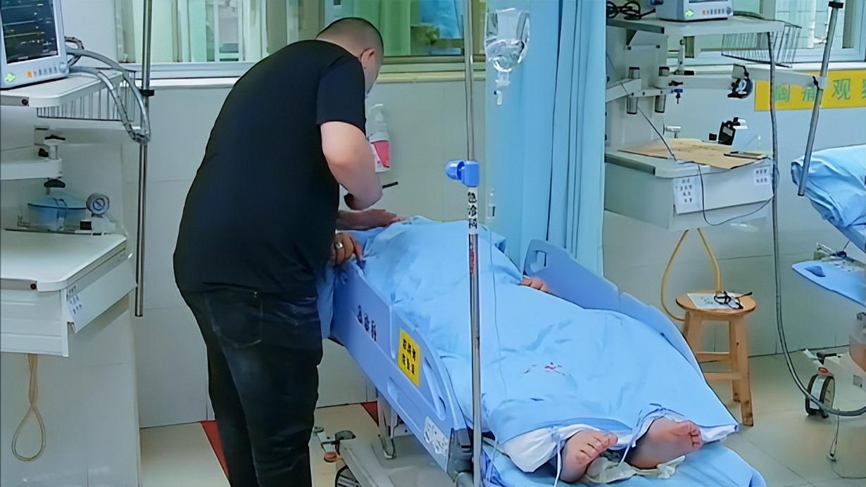 一辆救护车直直地停在了门口,随后一名昏迷的男子被医生们用担架抬