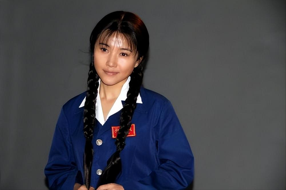 没想到舞蹈果然能修身养性,颜丙燕的行为举止越来越温文尔雅,完全看不