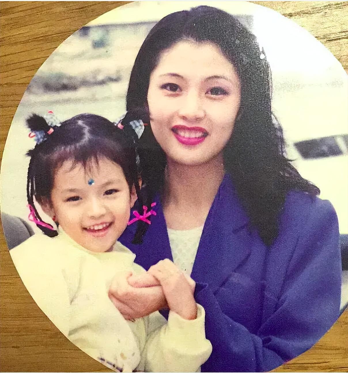 1993年,钟楚曦出生于广州的一个富裕家庭.