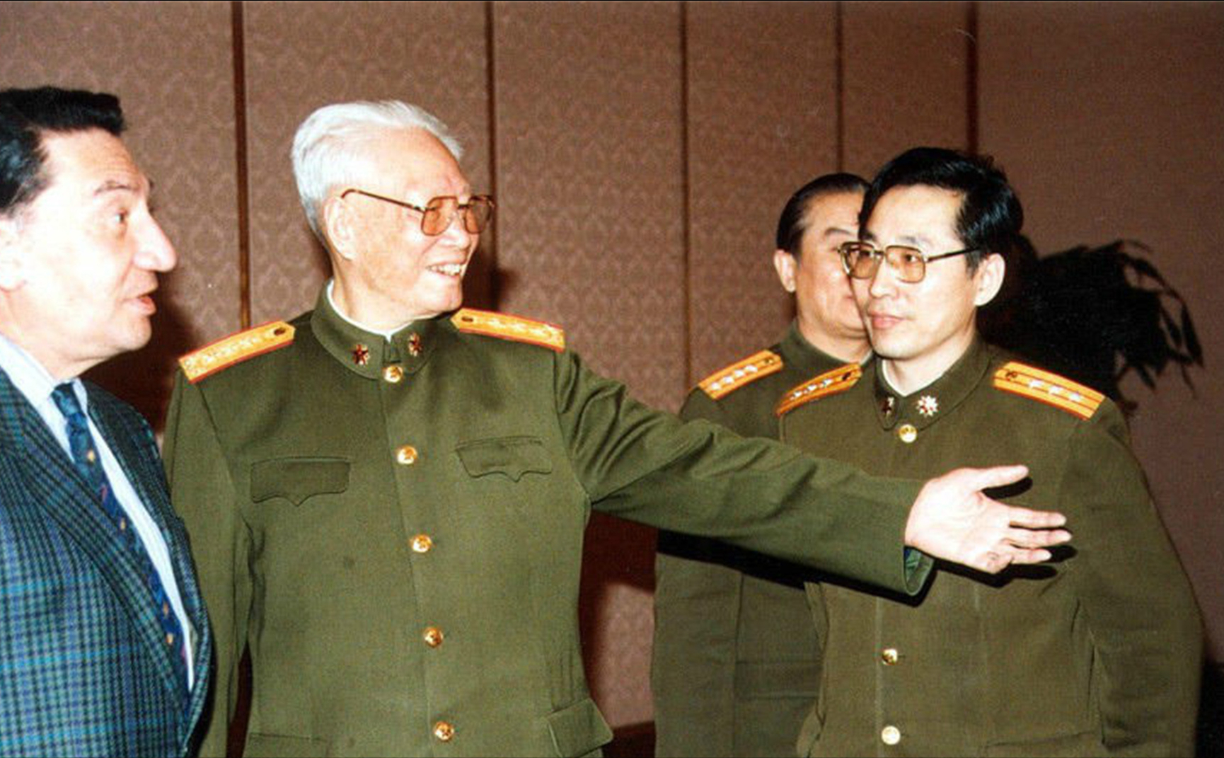 开国中将张震之子连夜带血衣求见粟裕这究竟发生了什么事