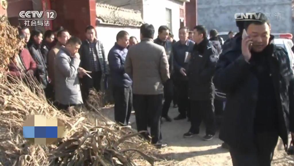 刚走进蒋家院坝,映入眼帘的便是乌泱泱的一大群人.