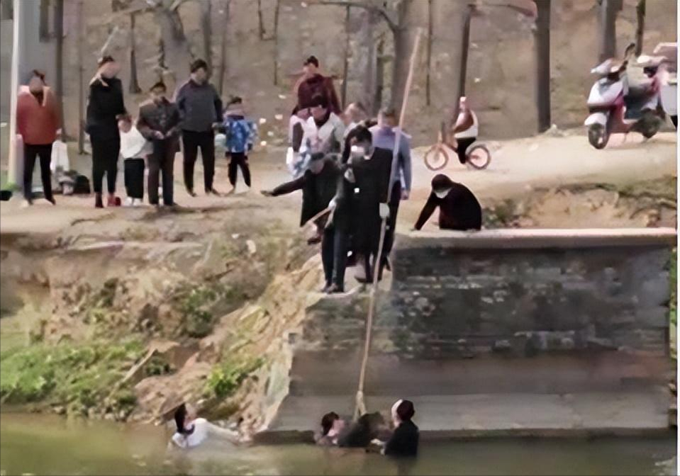 回顾河南小伙跳冰水救人体力不支留遗言被救女子表示要走一起走