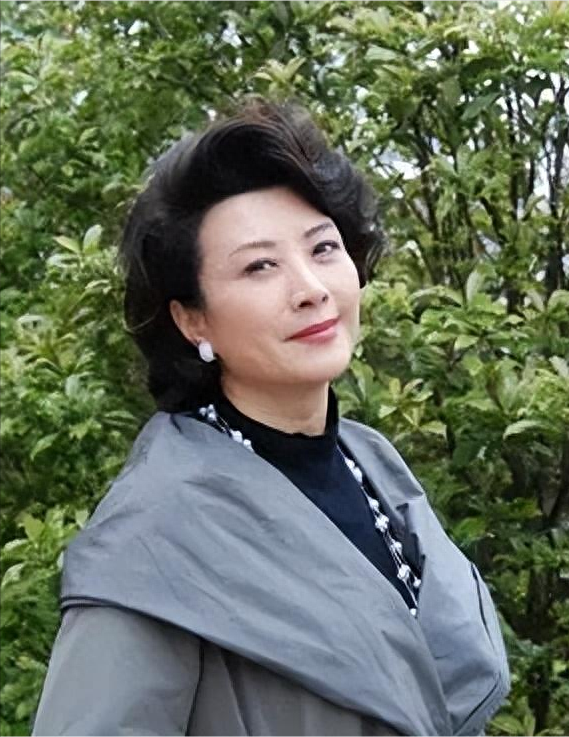 王静曾经是个爱看童话故事的小姑娘.