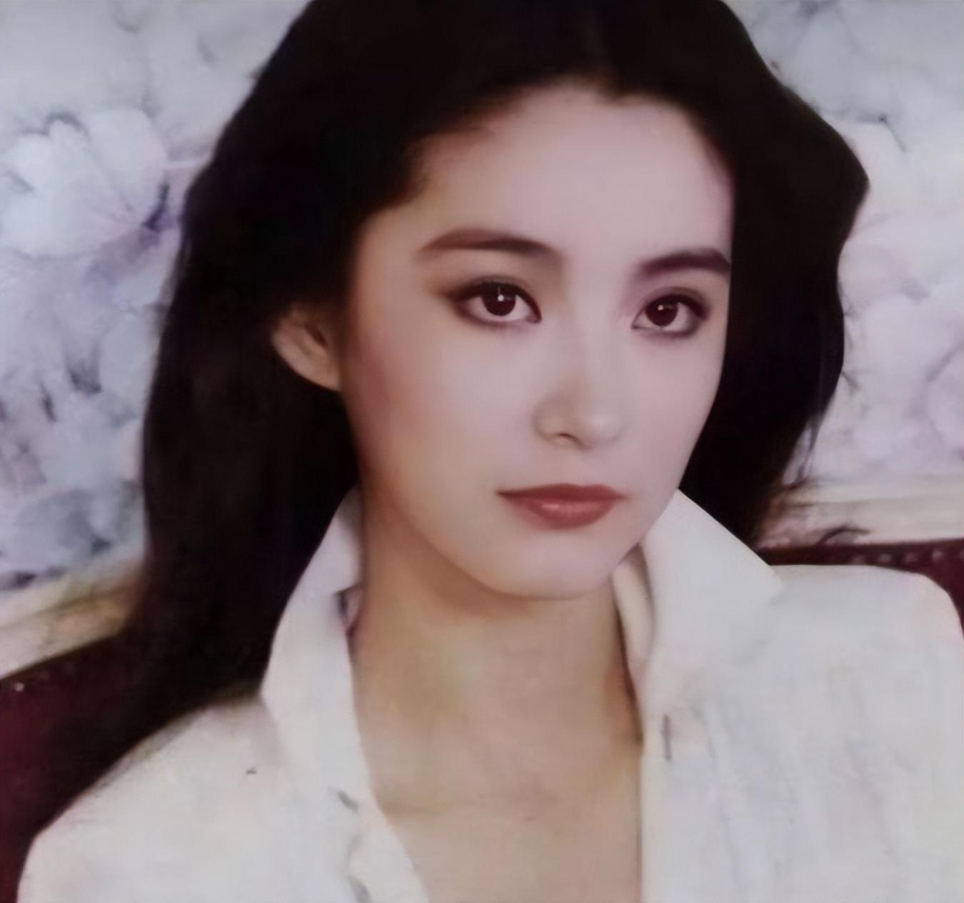 回顾林青霞算不算80年代第一美女看她和巩俐的合照就有答案了