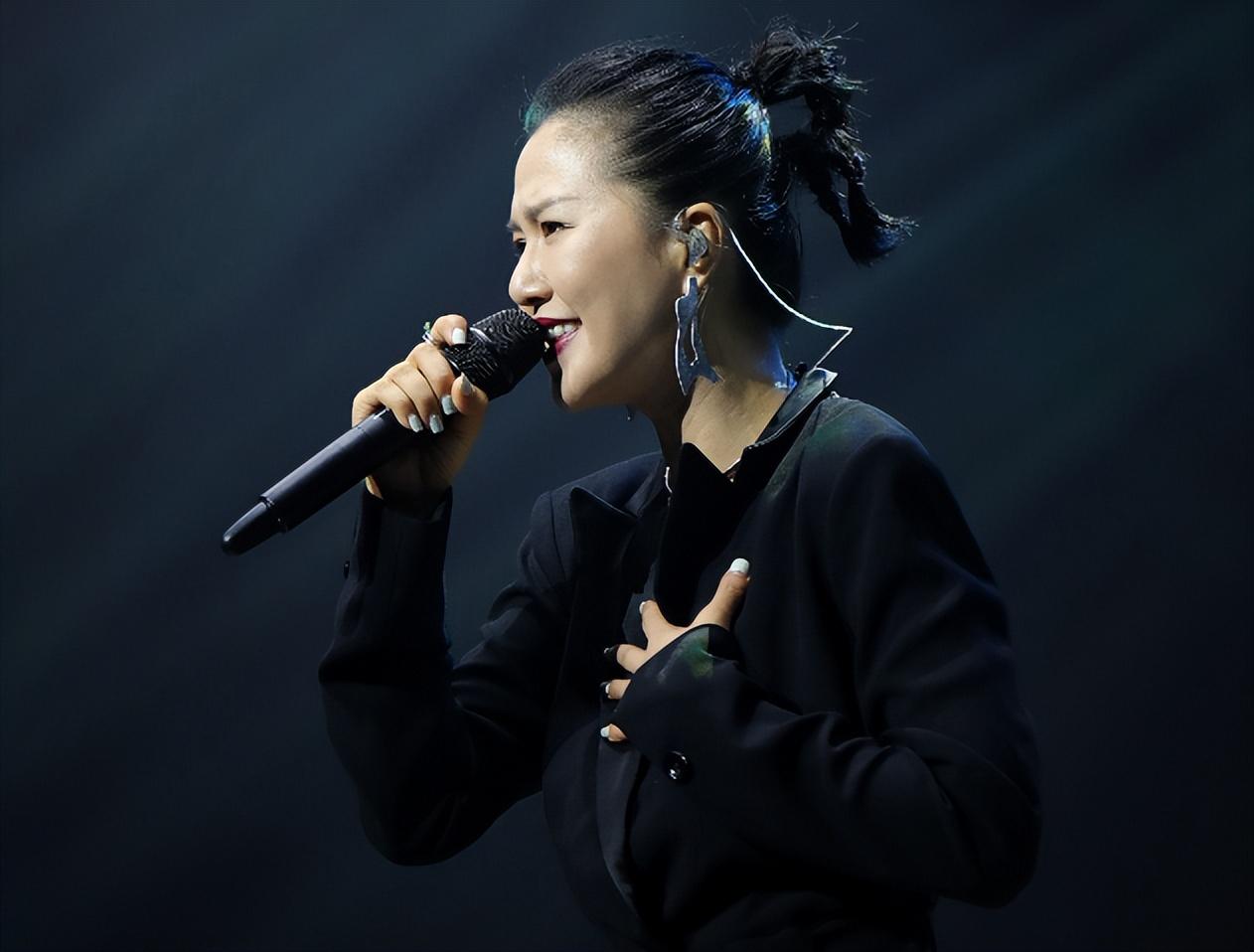 歌手谭维维父亲早逝无法接受母亲的新恋情婚姻让她变柔软