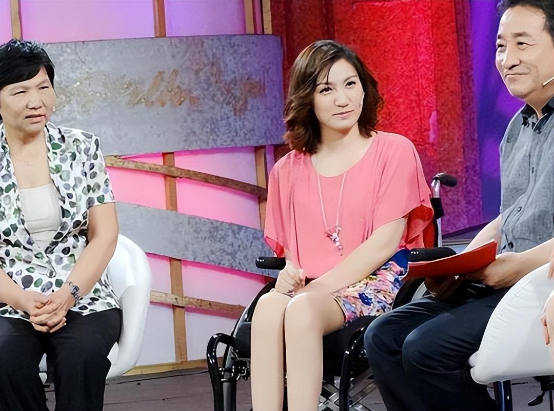 回顾她被称为最美主持人却突然5分钟内全身瘫痪现44岁独身一人