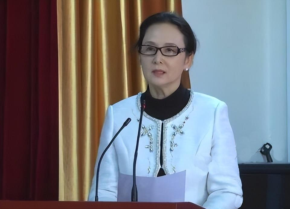 回顾她一生只拍一部戏却让人为她痴迷几十年现65岁却仍如少女