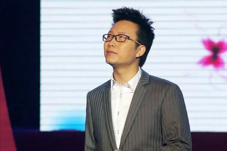 45岁的李玉刚不恋爱不结婚步履蹒跚需搀扶他图了个什么