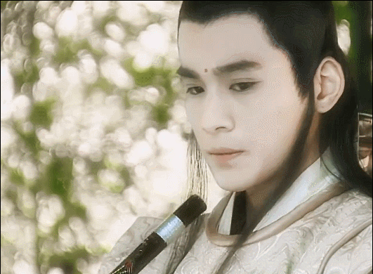 在这个十分考验颜值的妆造下,乔振宇丝毫没有翻车.反而是更加的儒雅.