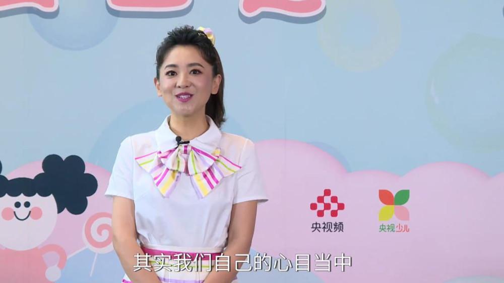 月亮姐姐低调嫁豪门39岁生子退出央视43岁被老公儿子宠成少女