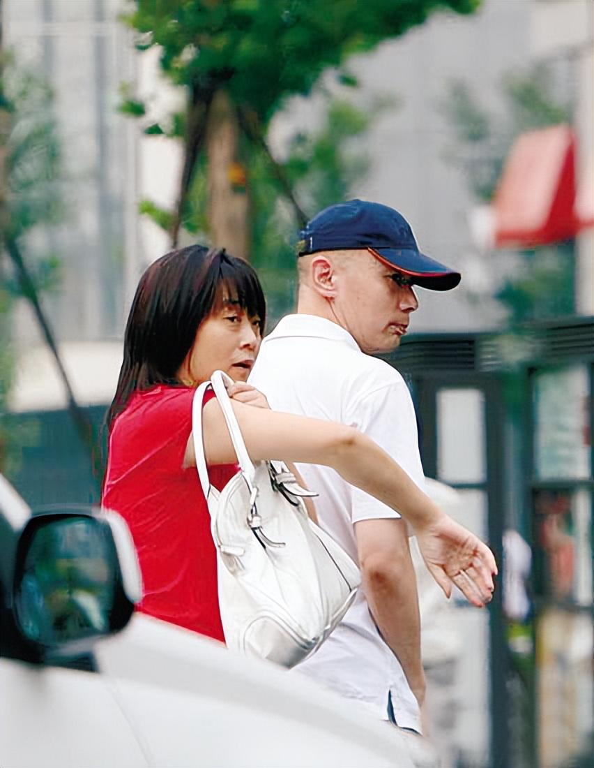 妹妹远在美国父母也已离世如今66岁无儿无女的葛优如何了