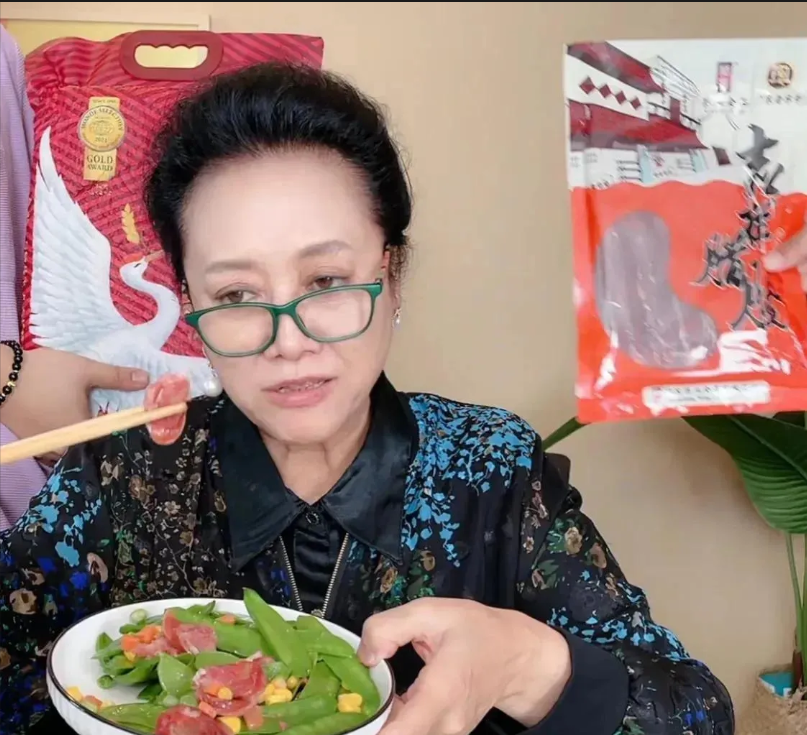 都是婆婆妈妈专业户把张凯丽和王丽云放一起看差别出来了