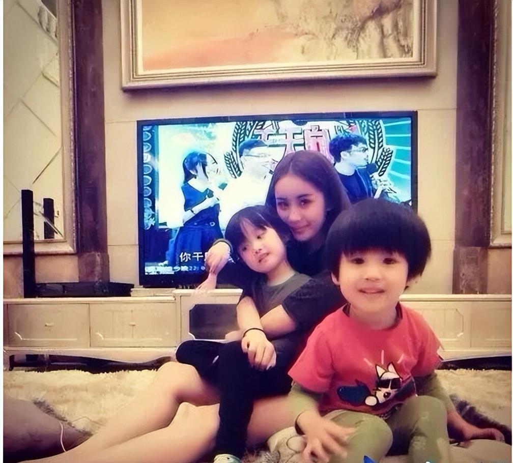 小杨幂韦雪为秦奋赌命生子赚9亿被王思聪怒骂地摊货