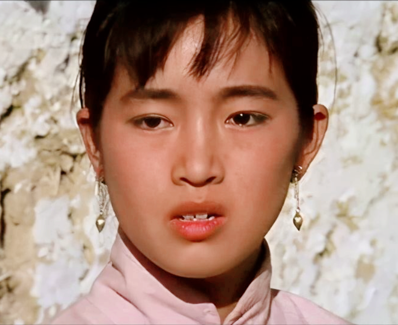 巩俐一出道就被标以谋女郎的标签,凭借着《红高粱》中九儿一角,火遍