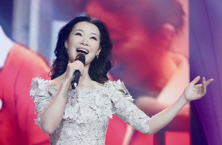 回顾歌唱家吕薇连上春晚15次男友离世后52岁仍单身如今后悔了