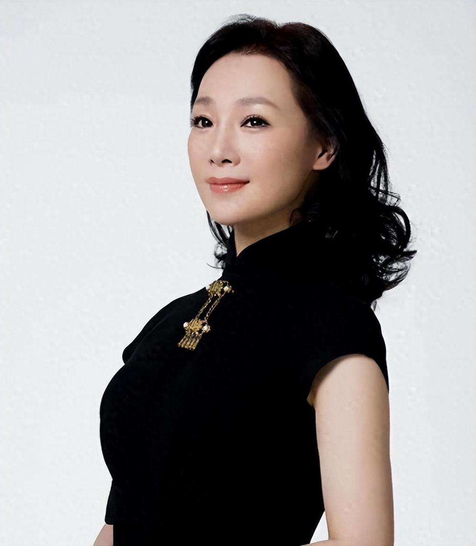 回顾歌唱家吕薇:男友病逝和妈妈抱头痛哭,52岁未婚她后悔了吗?