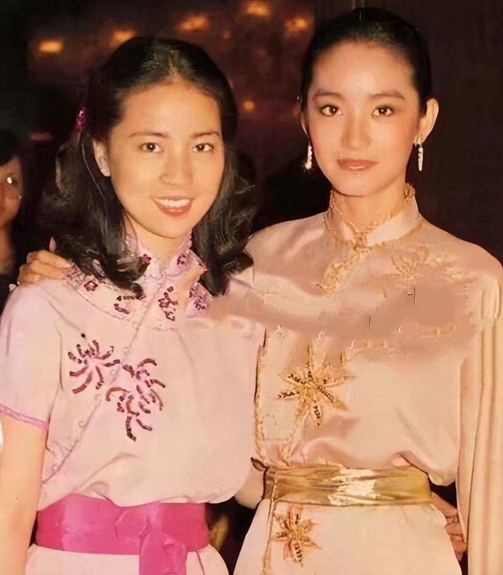 回顾林青霞算不算80年代第一美女看她和巩俐的合照就有答案了