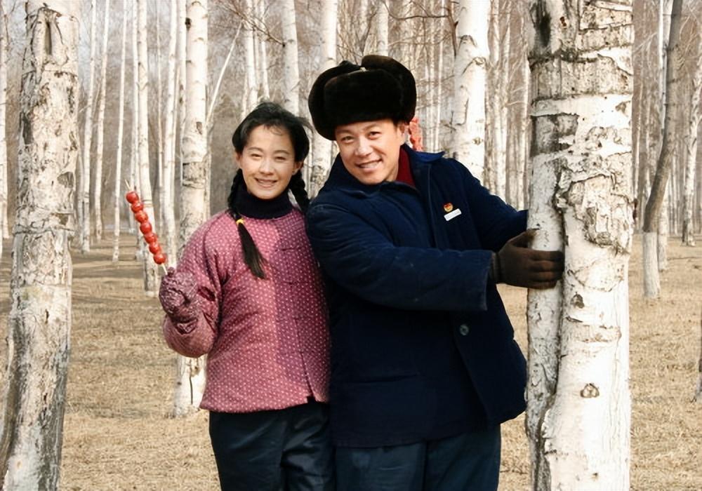 时遇见了比她大13岁的美工师何群.